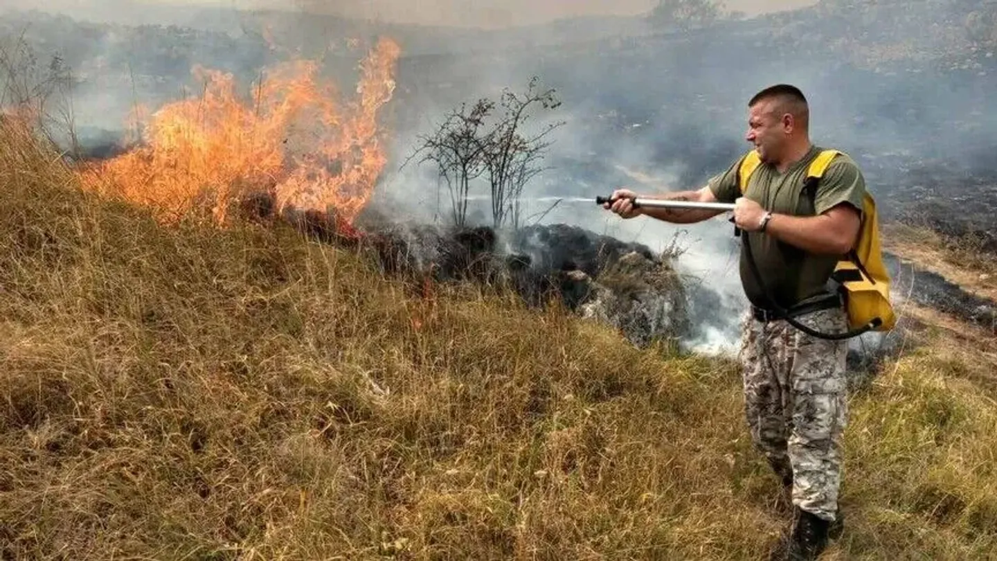 Helikopteri OS BiH nastavljaju gasiti požare kod Cazina i Nevesinja