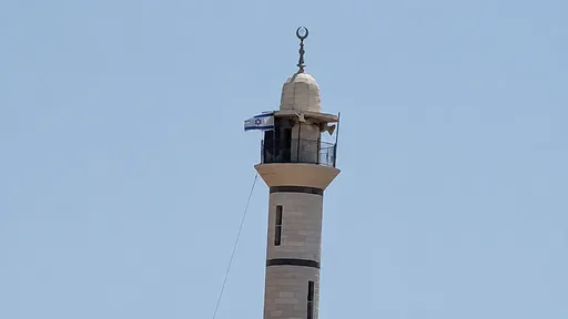 Израильские военные вывесили флаг на минарете мечети