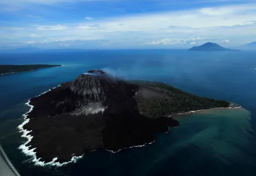 Gunung Anak Krakatau erupsi enam kali, kolom abu capai 250 meter