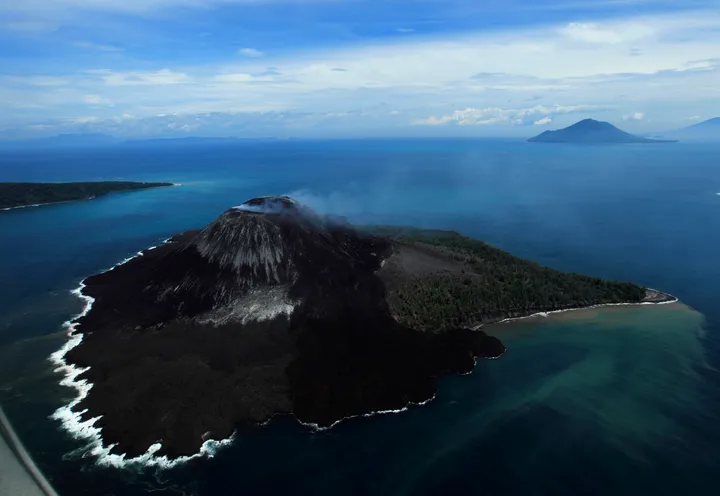 Gunung Anak Krakatau erupsi enam kali, kolom abu capai 250 meter