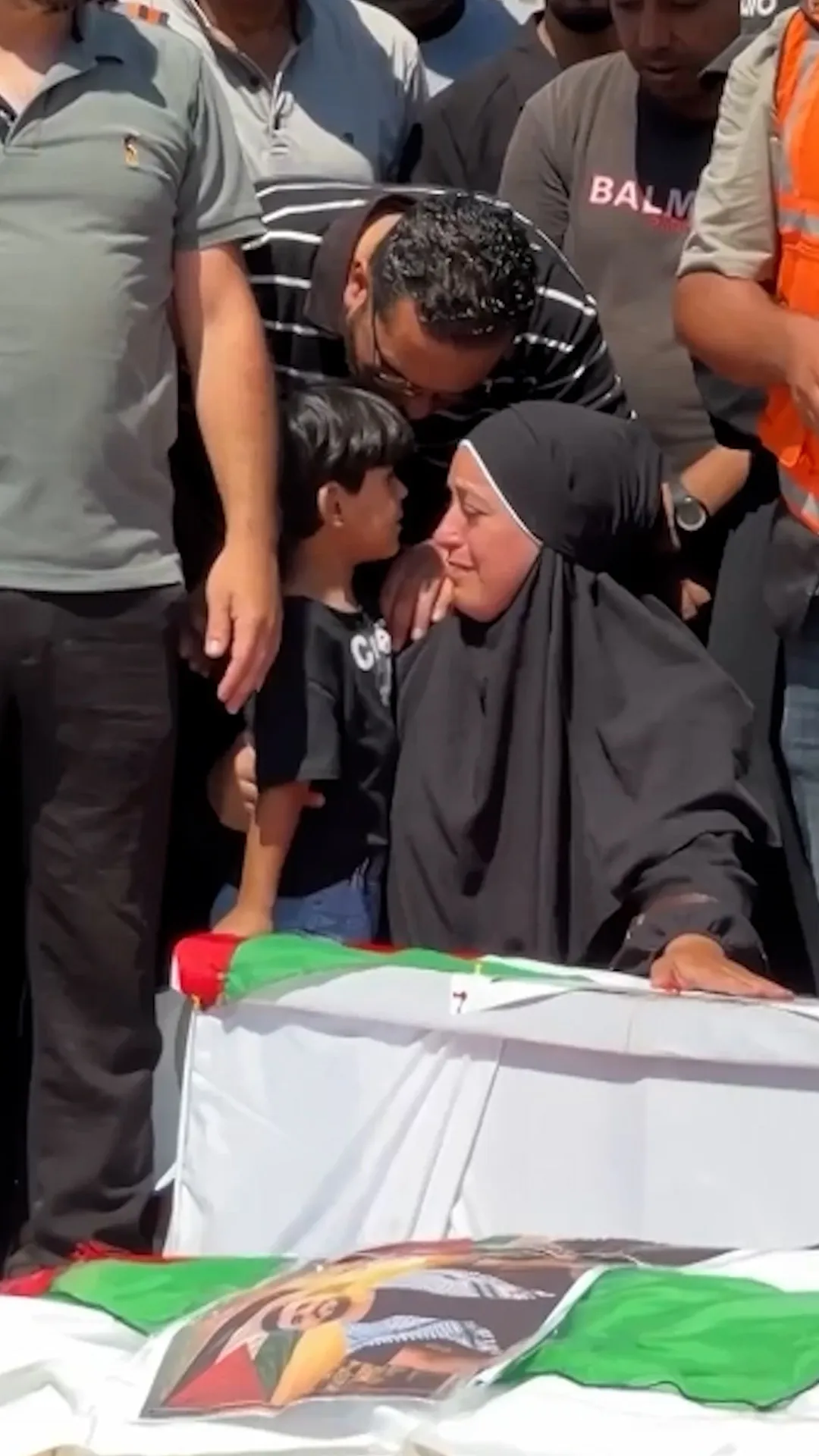 Pemakaman massal 50 jenazah korban runtuhan bangunan di Gaza