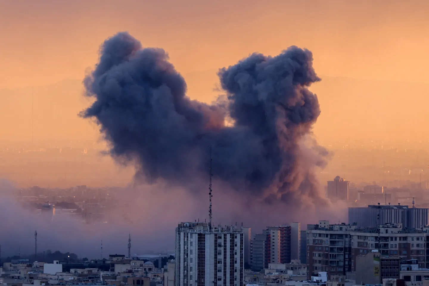 إيران تؤكد وقوع قتلى وإصابات جراء هجوم أمريكي على جزيرة لارك وتتوعد بالرد