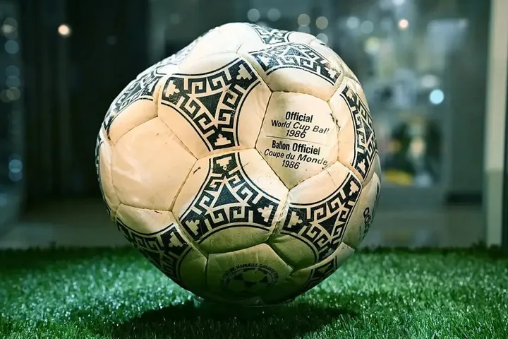 An sayar da ƙwallon da Maradona ya ci Ingila da hannu a kan $3.35M