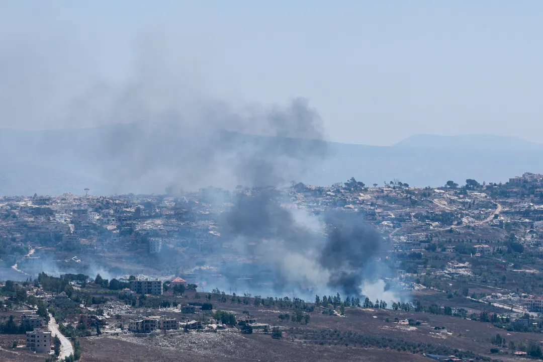 Liban-Sud: Israël bombarde, détruit des maisons et incendie des champs malgré la trêve