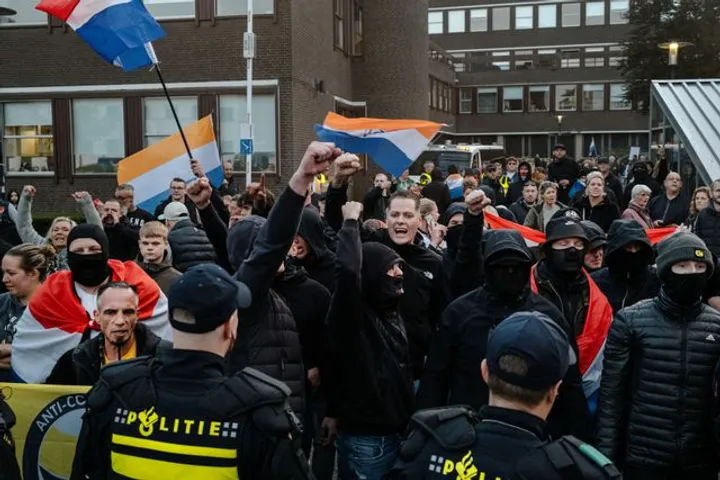 Meer aanhoudingen wegens digitale bedreigingen na protesten bij een asielzoekerscentrum in Apeldoorn
