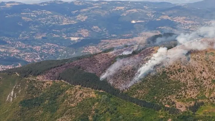 Sarajevo: Požar na Trebeviću i dalje aktivan