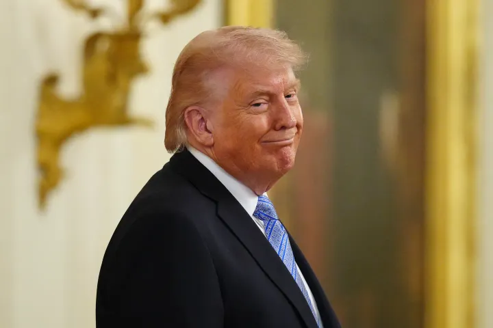 Rais wa Marekani, Donald Trump, amesema Iran “inaporomoka kabisa”
