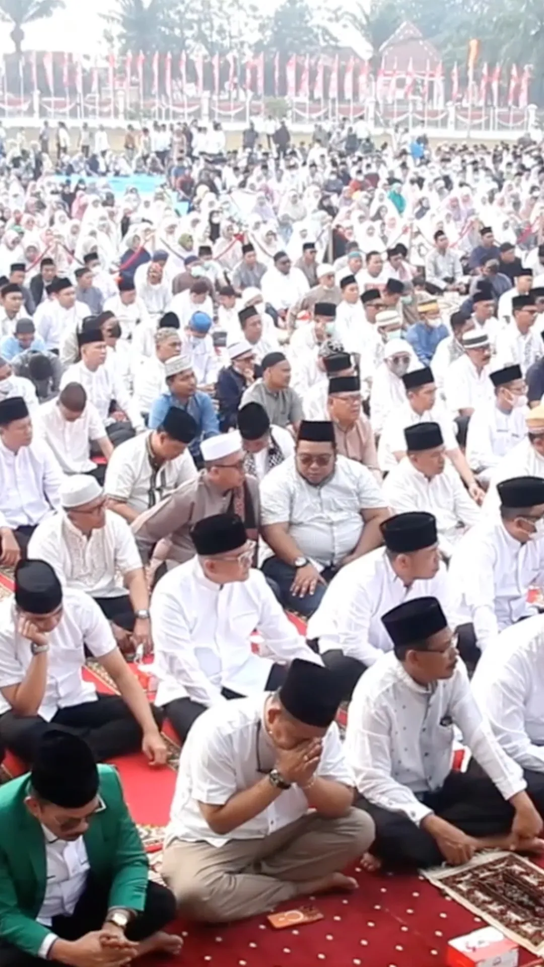 Terkepung asap karhutla, warga Sumsel gelar salat istisqa mohon hujan