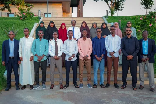 Madaxweyne Xasan Sheekh oo Bogaadiyay 10-ka Arday ee Ugu Sarreeyay Imtixaanka Qaranka