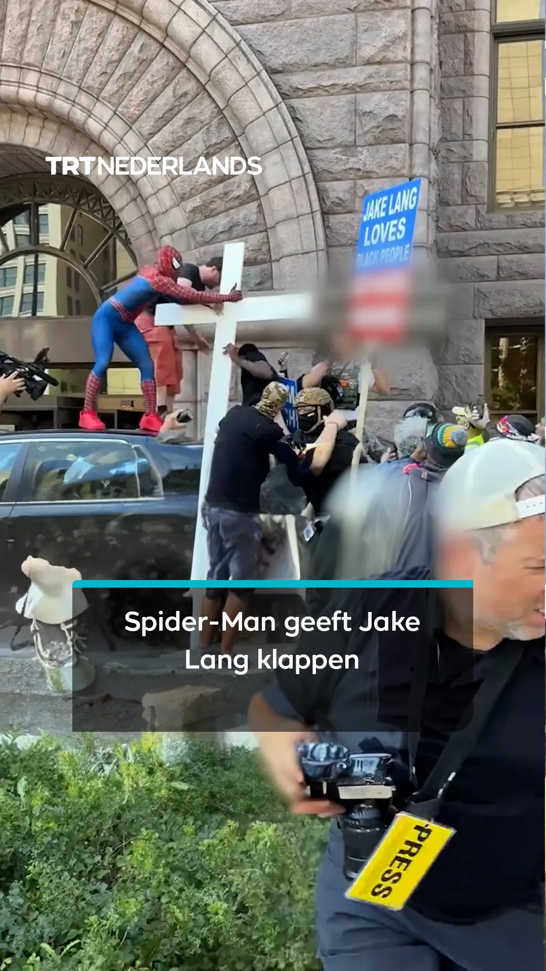Spider-Man neemt het op tegen extreemrechtse Jake Lang in Minneapolis