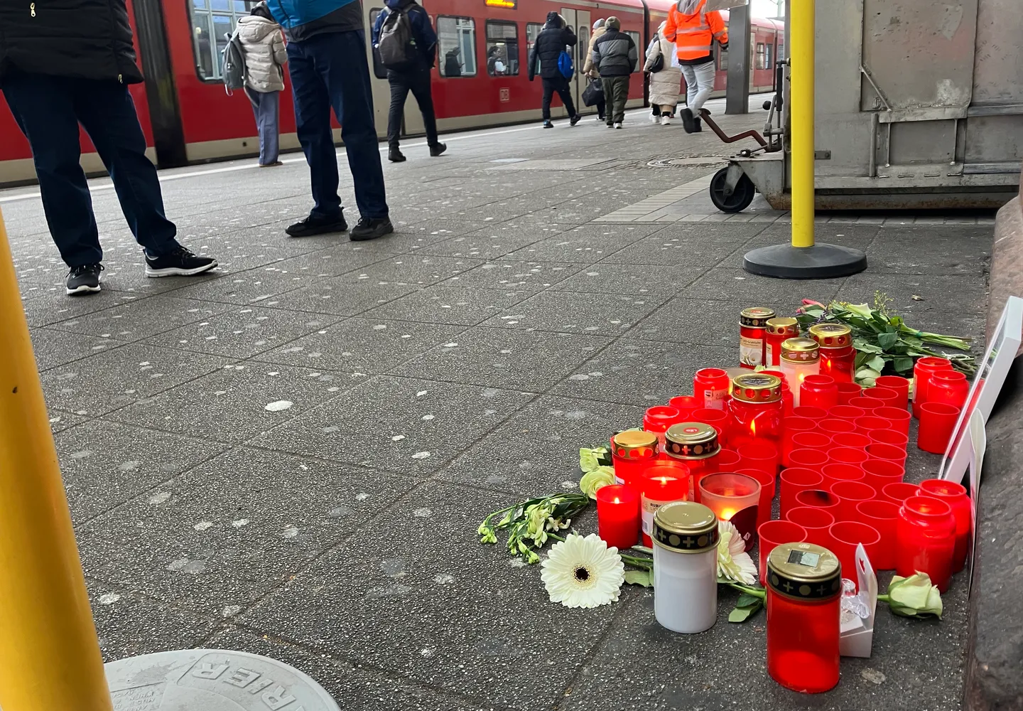 Getöteter Zugbegleiter Serkan Ç. wird mit Gedenktafel geehrt
