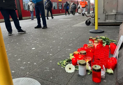 Getöteter Zugbegleiter Serkan Ç. wird mit Gedenktafel geehrt