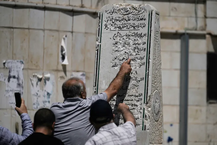 Rechtsextremer israelischer Abgeordneter zerstört palästinensisches Denkmal mit Hammer