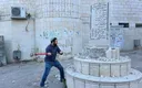 Израильский депутат кувалдой разбил палестинский памятник
