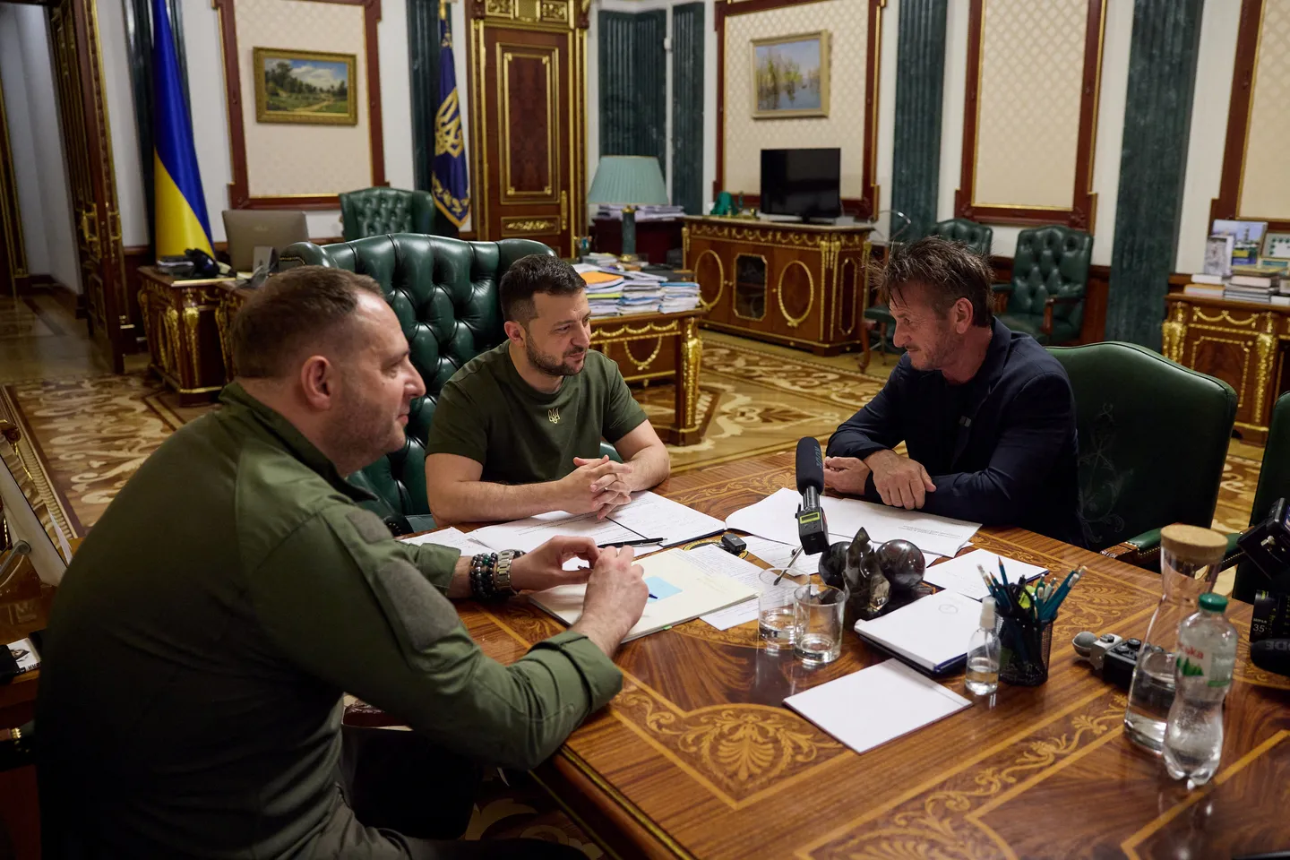Зеленски му ја додели наградата „Национална легенда на Украина“ на Шон Пен