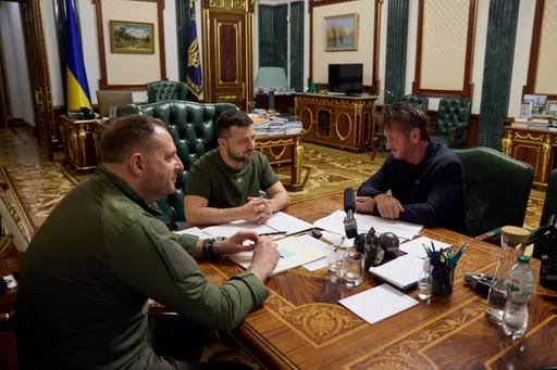 Зеленски му ја додели наградата „Национална легенда на Украина“ на Шон Пен