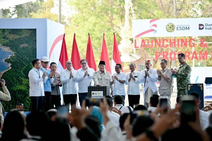 14 PLTS resmi diluncurkan di enam provinsi, investasi capai $62 miliar