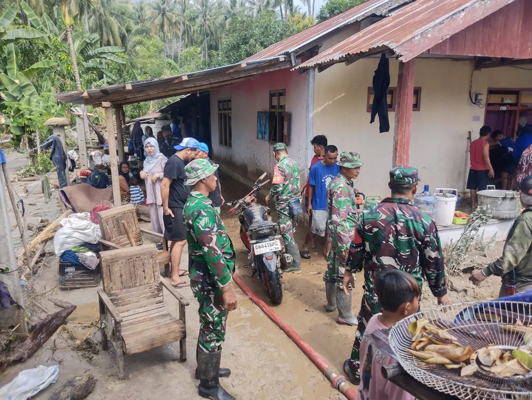 Banjir bandang terjang Parimo, 12 rumah rusak dan Trans Sulawesi lumpuh