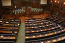 PDK-ja dhe AAK-ja në sallën plenare, kërkojnë konstituimin e Kuvendit të Kosovës