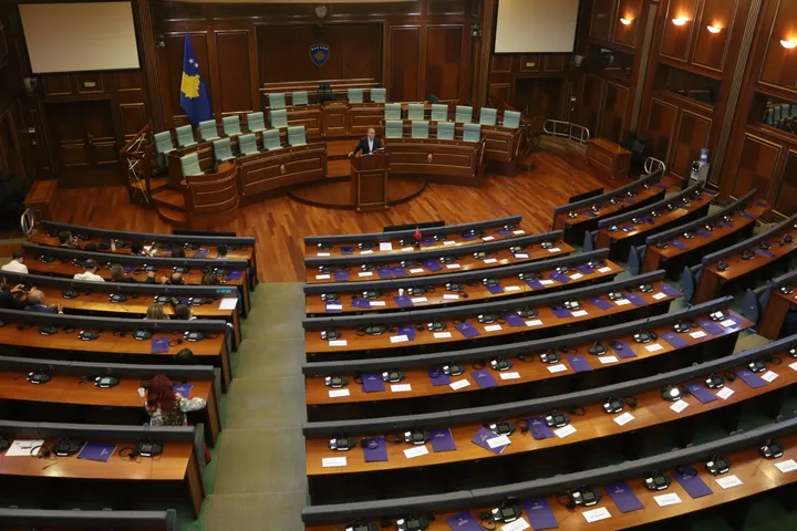 PDK-ja dhe AAK-ja në sallën plenare, kërkojnë konstituimin e Kuvendit të Kosovës