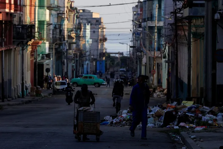 Cuba, a oscuras: transporte colapsado, basura, enfermedades y escasez bajo el bloqueo de EE.UU.