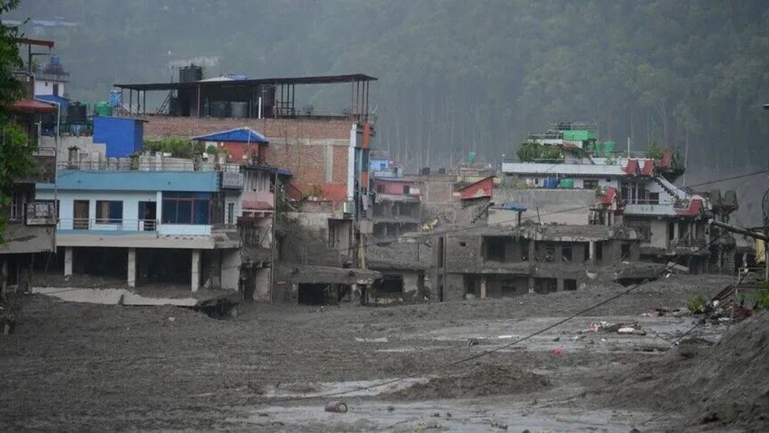 Gati 900 të huaj të zhdukur pas përmbytjeve shkatërruese në kufirin Kinë Nepal