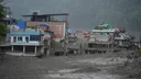 Gati 900 të huaj të zhdukur pas përmbytjeve shkatërruese në kufirin Kinë-Nepal