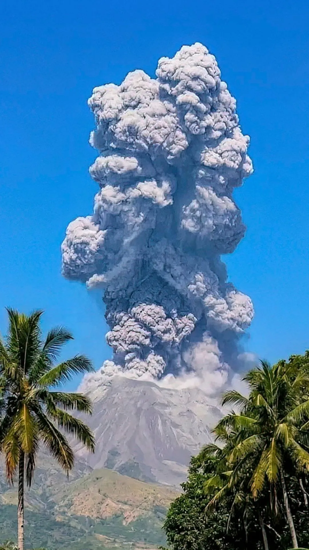 Gunung Lewotobi Laki-laki erupsi, kolom abu capai 2,5 km