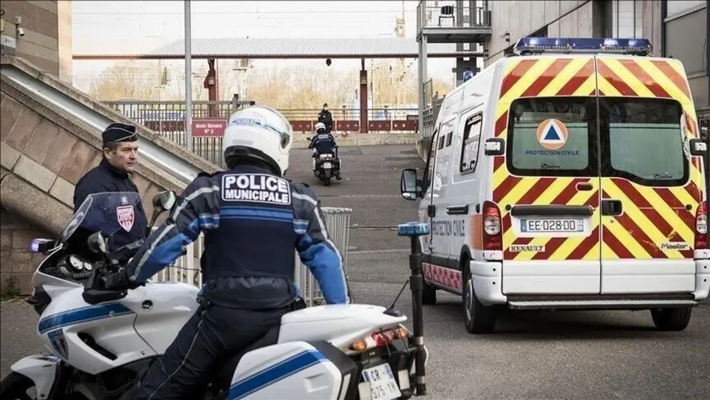 Две лица загинаа,  десет се повредени кога возач намерно се заби во пешаци во северна Франција