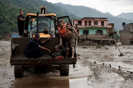 Nepal floods: Death toll mounts as rescuers search for hundreds missing