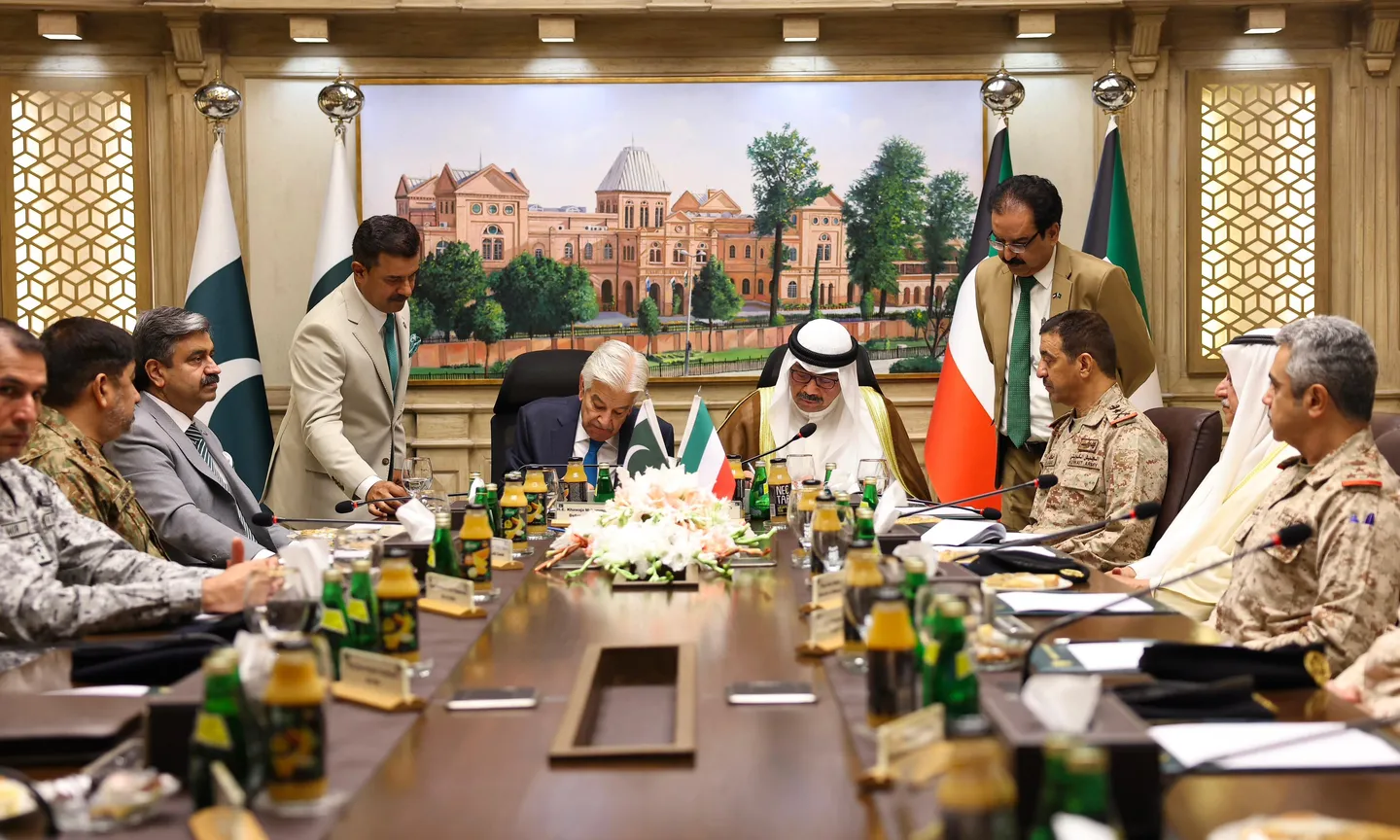 Kuwait, Pakistan sign joint defence agreement