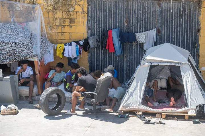 Ceuta: Demonstranten setzen Flüchtlingslager in Brand