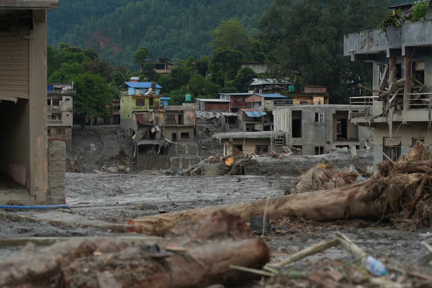 Kryqi i Kuq: Të paktën 10.000 familje humbën shtëpitë nga përmbytjet katastrofike në Nepal