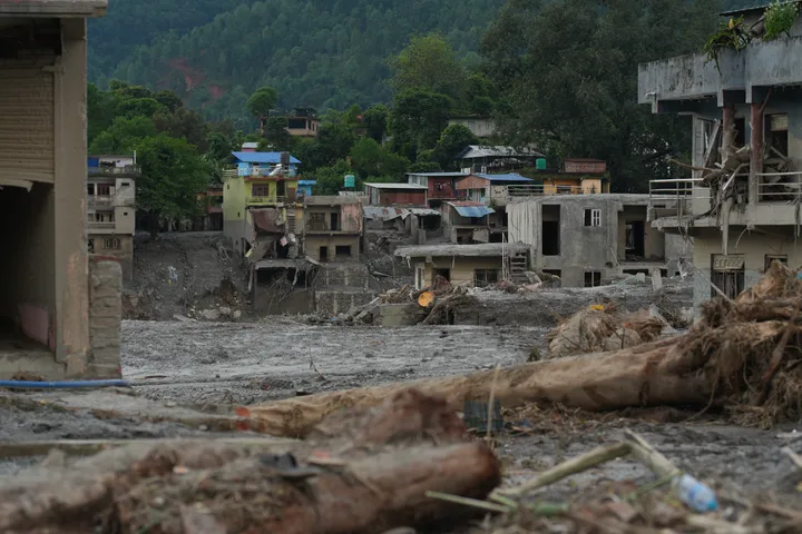 Kryqi i Kuq: Të paktën 10.000 familje humbën shtëpitë nga përmbytjet katastrofike në Nepal