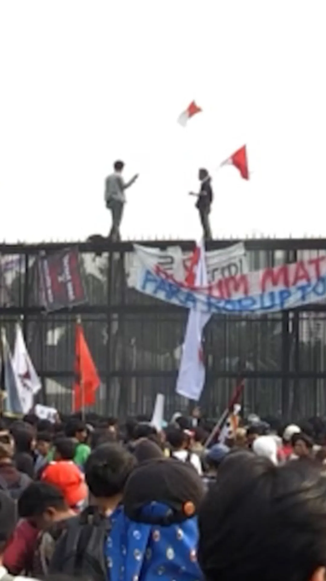 Demo tuntut RUU Perampasan Aset di DPR memanas, massa jebol pagar dan bakar ban