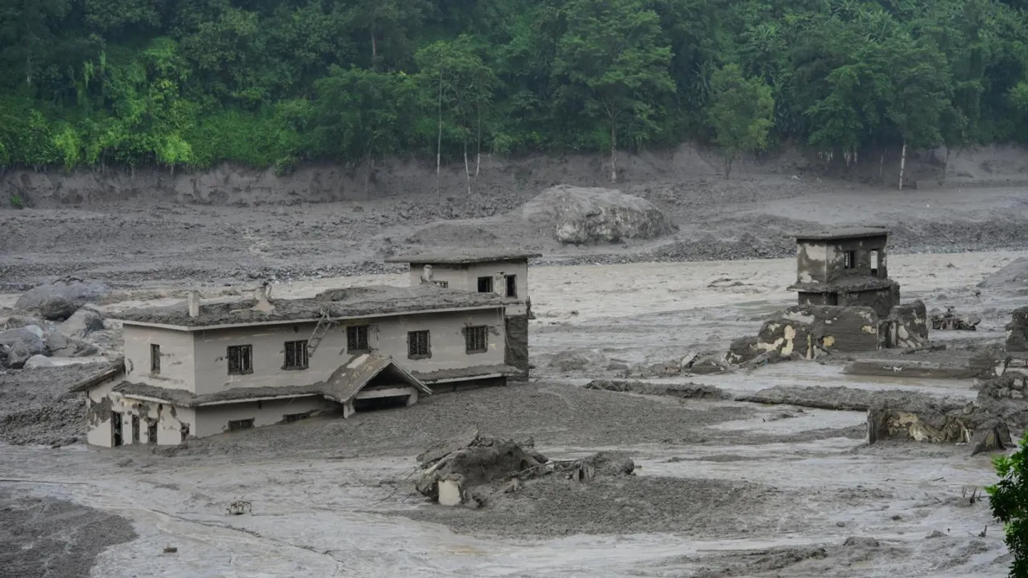 Число жертв наводнений в Непале и Китае приблизилось к 500