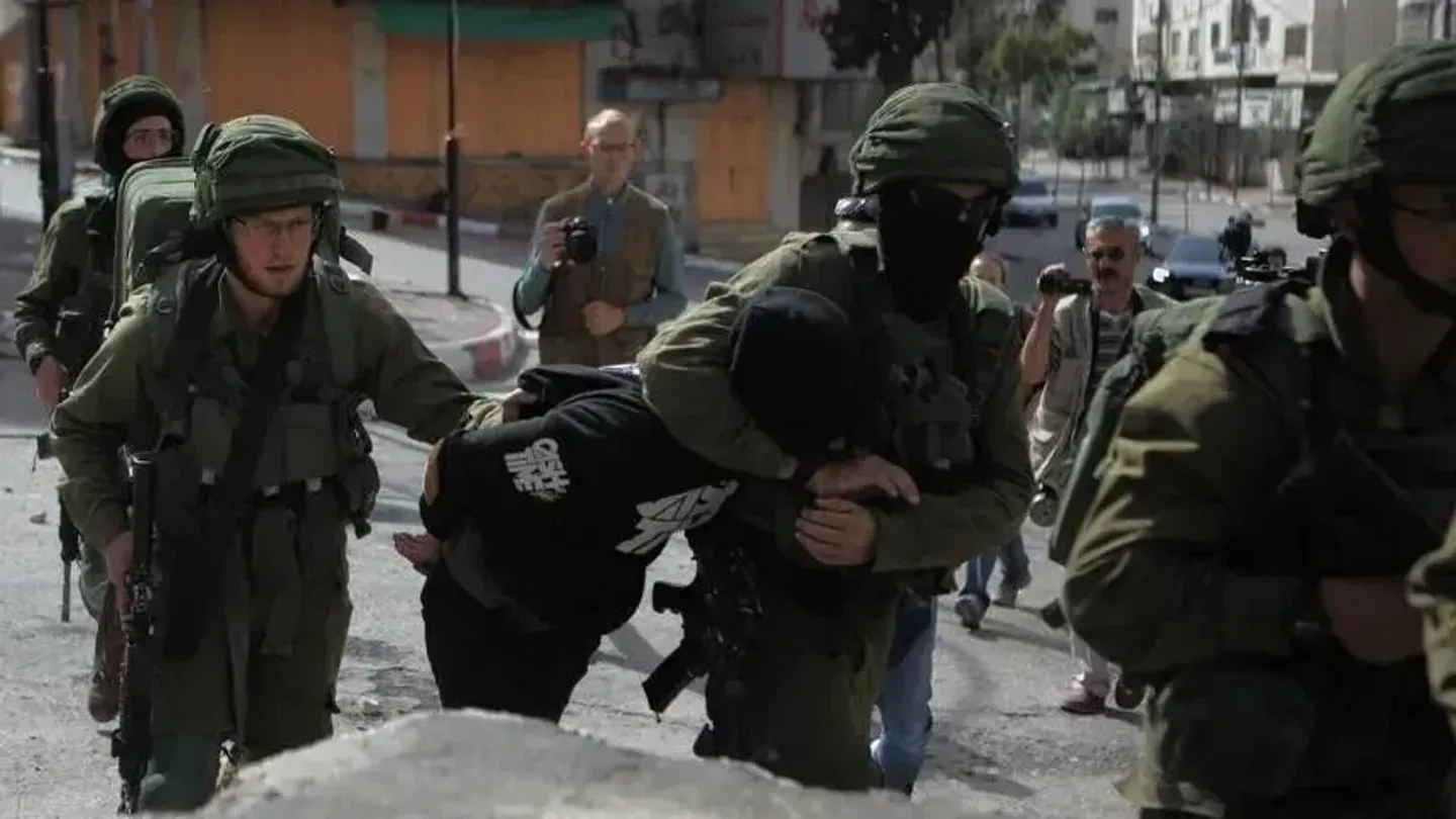 Ushtria izraelite arreston dy palestinezë, pushtuesit bastisin një fshat në Bregun Perëndimor