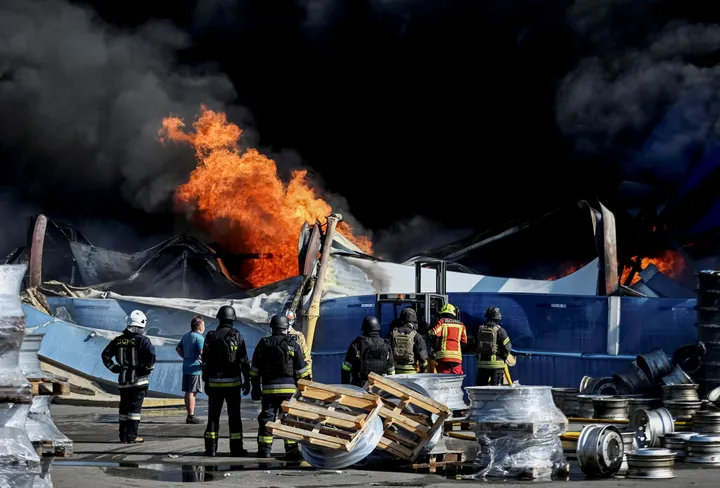 Najmanje 27 poginulih, više od 40 povrijeđenih u ruskom napadu dronom na skladište u blizini Kijeva