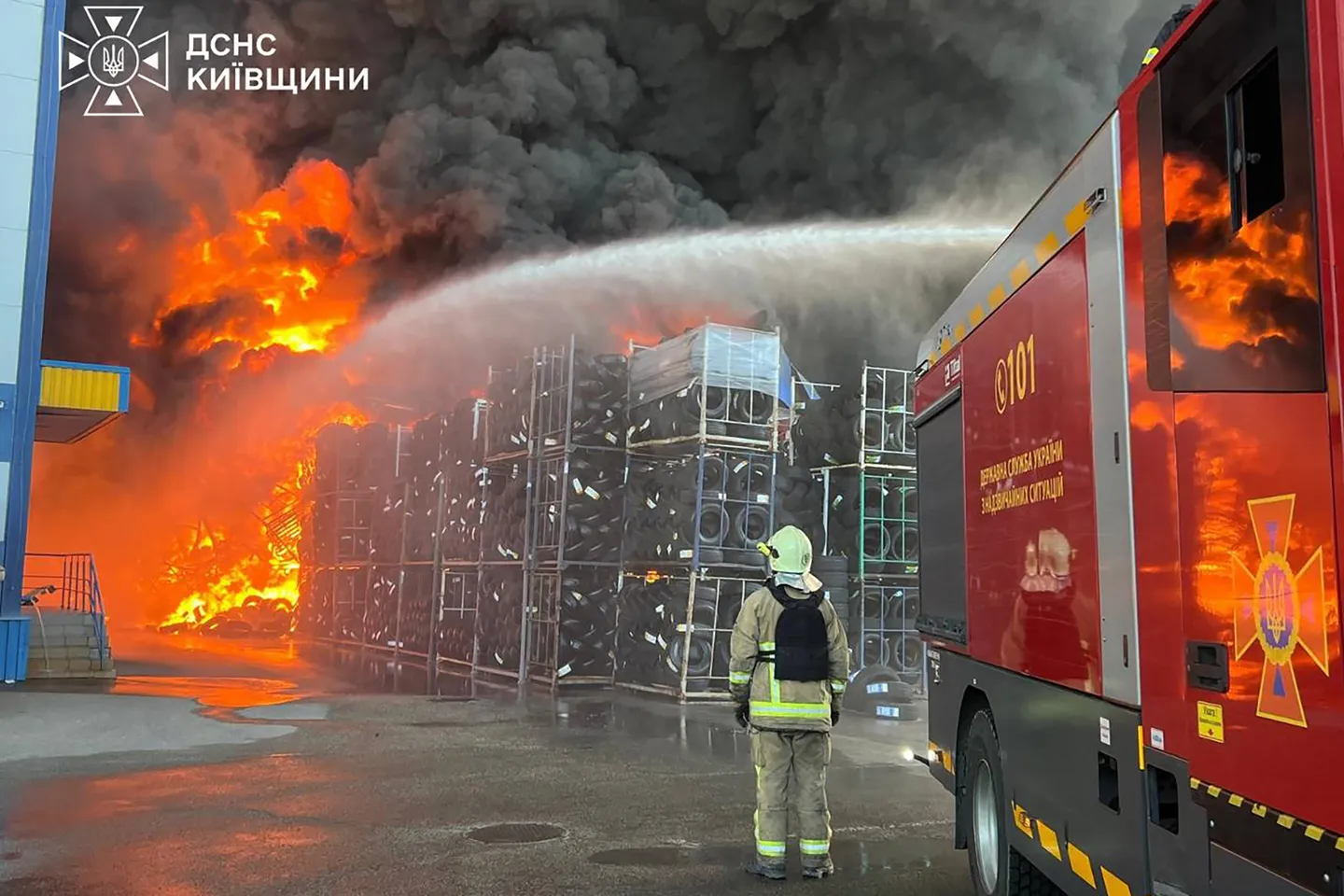 Au moins 37 morts après une frappe russe sur un entrepôt près de Kiev