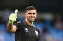 Chelsea sign Argentina 'stopper Martinez from Aston Villa