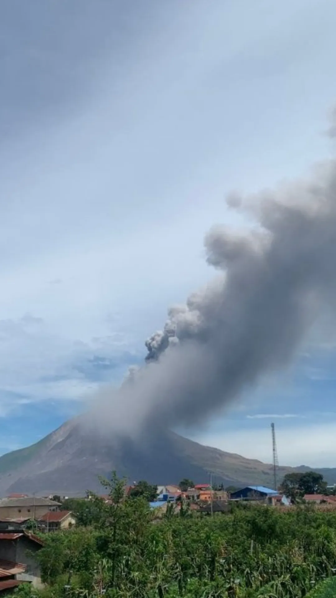 Gunung Sinabung erupsi, kolom abu capai 3.500 meter