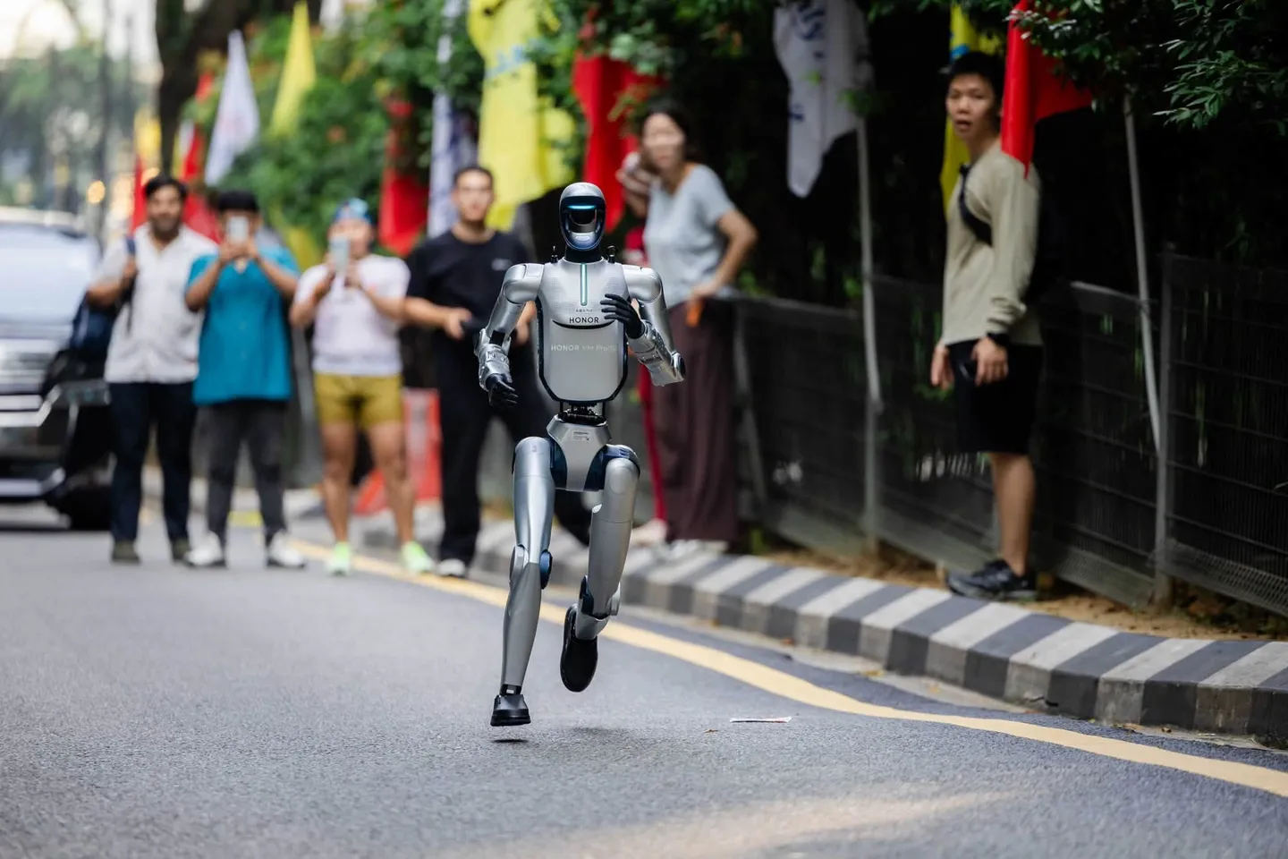 Penampilan antarabangsa pertama robot humanoid HONOR di Malaysia Marathon 2026
