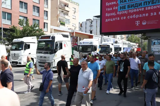 Shkup, transportuesit protestojnë para BE-së, kërkojnë zgjidhje për rregullin 90/180