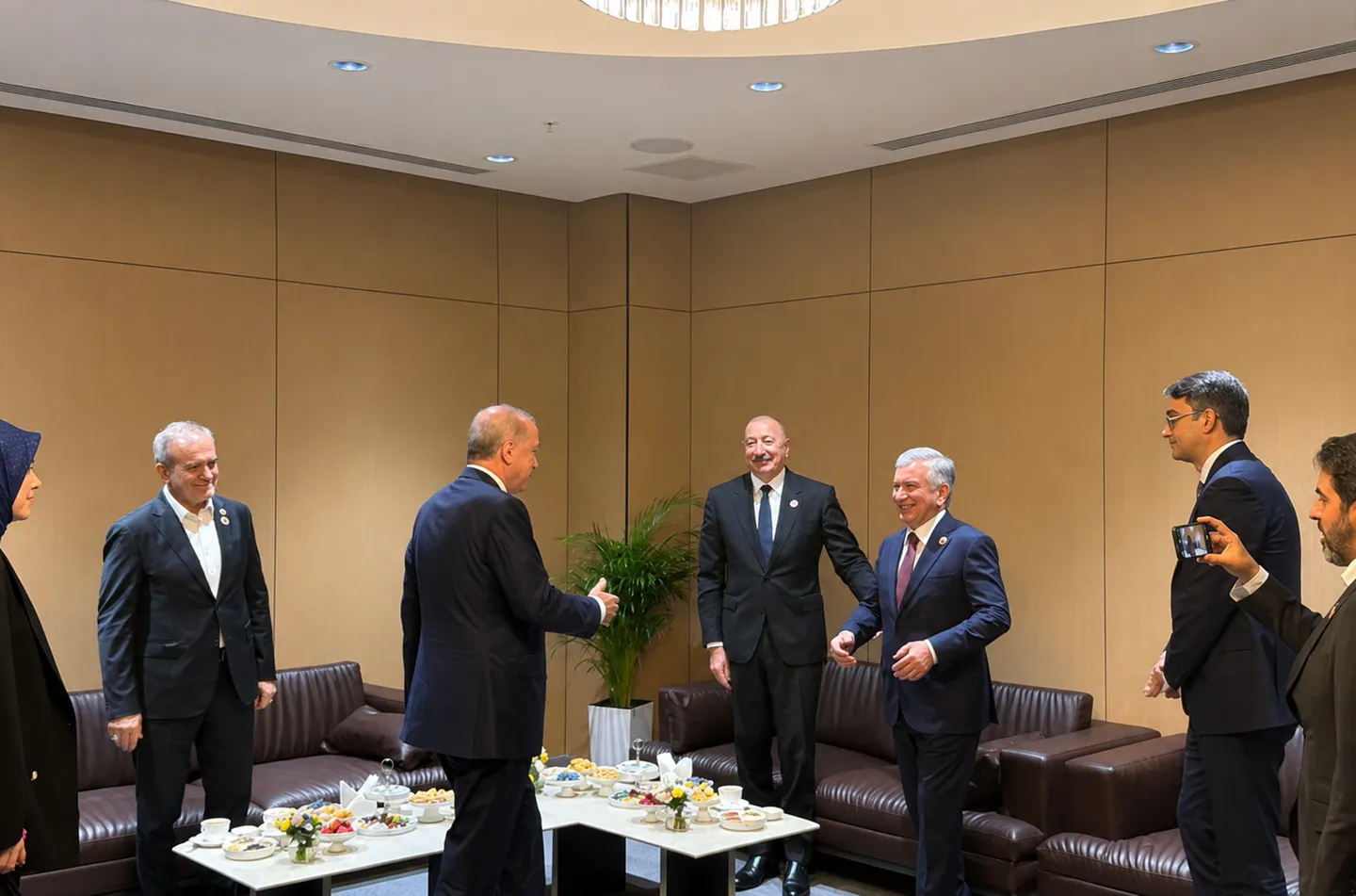 Президенты Эрдоган, Алиев, Мирзиёев и Пезешкиан провели неформальную встречу в Бишкеке