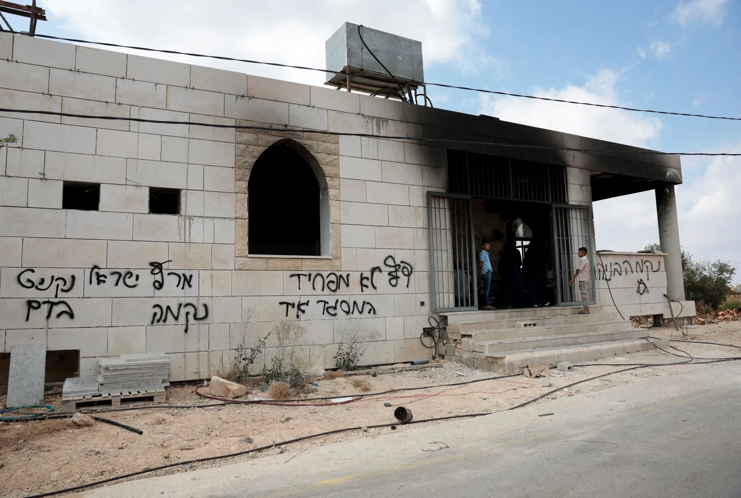 Illegal Israeli settlers attempt to set fire to occupied West Bank mosque