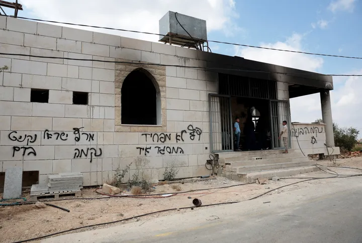 Illegal Israeli settlers attempt to set fire to occupied West Bank mosque