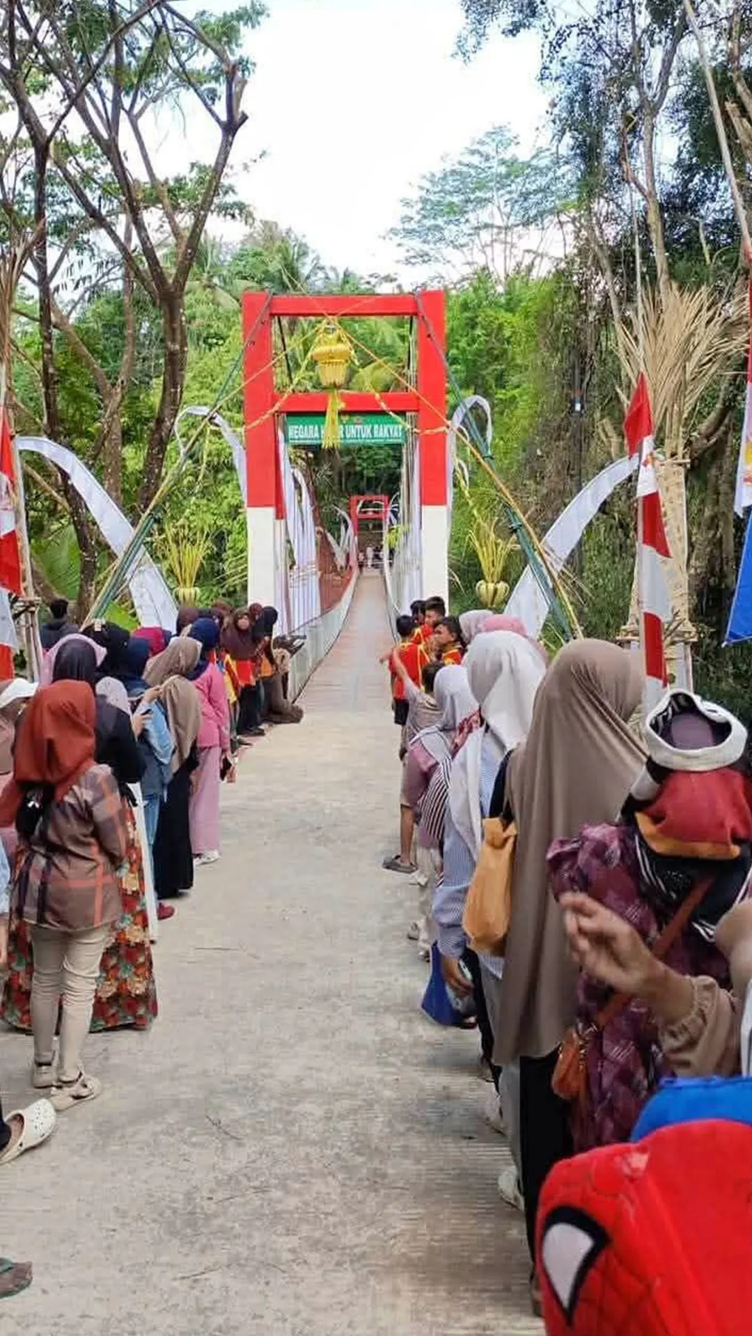 Jembatan gantung Pangandaran anjlok saat peresmian