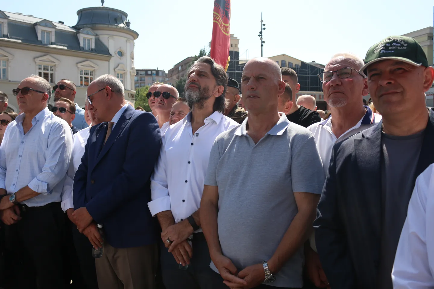 Kryetarët e disa komunave protestojnë para Qeverisë së Kosovës