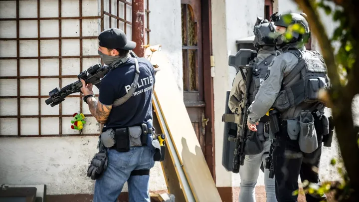 Ongekend geweld in Overasselt: beveiliger gedood, twee agenten gewond en 34 aanhoudingen
