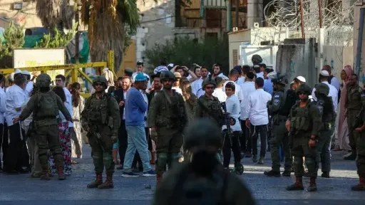 Forcat izraelite arrestojnë 12 palestinezë, ndërsa okupuesit djegin automjete në Bregun Perëndimor